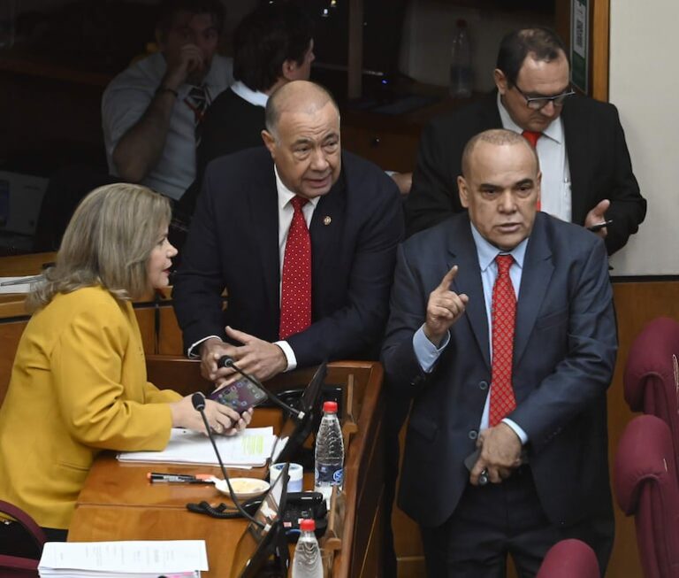 Crisis en cartismo y frágil mayoría ponen en jaque a Bachi Núñez.