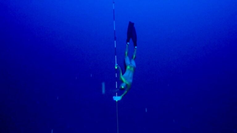 Descargue 126 metros solo con Fins: World Apnea Record para el Molchanov ruso | Videos