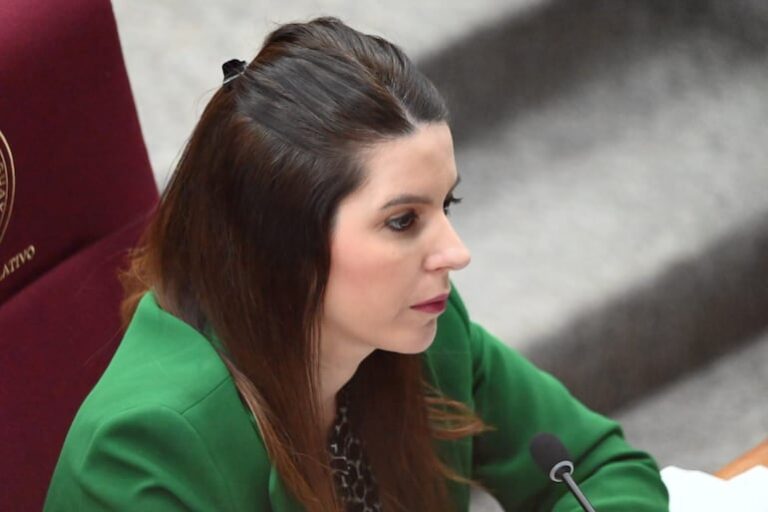 Diputada critica lentitud de Sedeco en denuncia filtraciones; ministra responde.