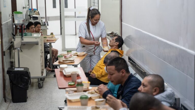 Docenas de personas abandonadas en los hospitales de Bogotá luchan contra la soledad: «Aquí tengo mi nueva familia»