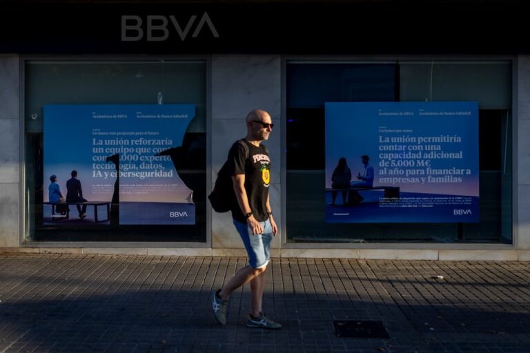 El BBVA plantea una reestructuración de las altas posiciones de Sabadell si el OPA triunfa | Economía