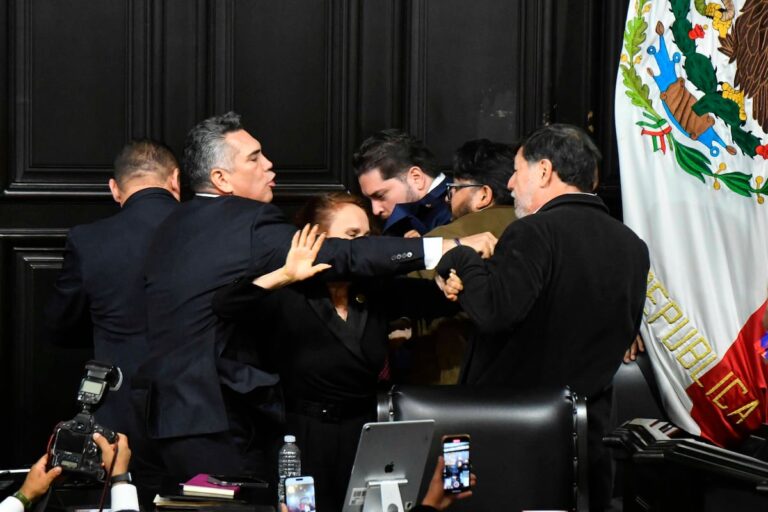 El poder sopla en el Senado mexicano: ¿Qué está oculto cuando se exhibe la violencia?
