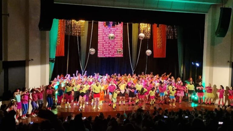 Festival de Zumba en el Teatro Municipal Local.