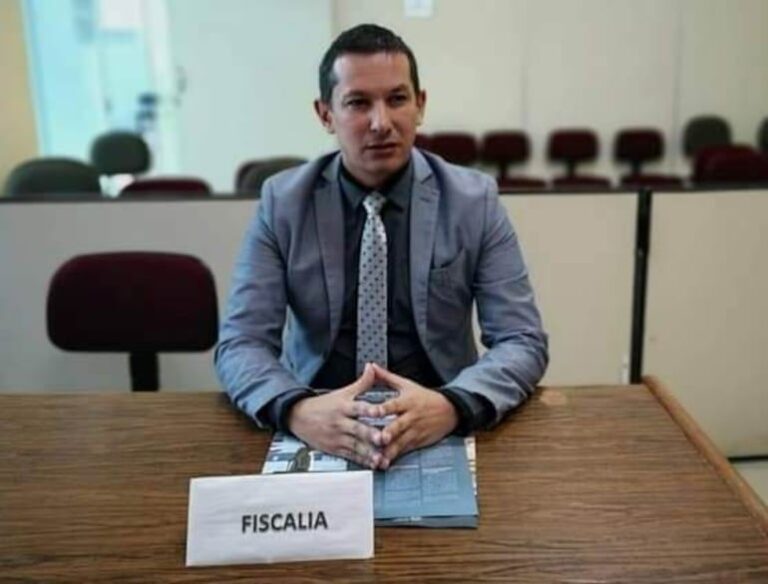 Fiscal canta polca colorada en medio de controversia.