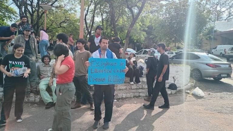 Gen Z: jóvenes atrapados sin orden judicial, dice abogada.
