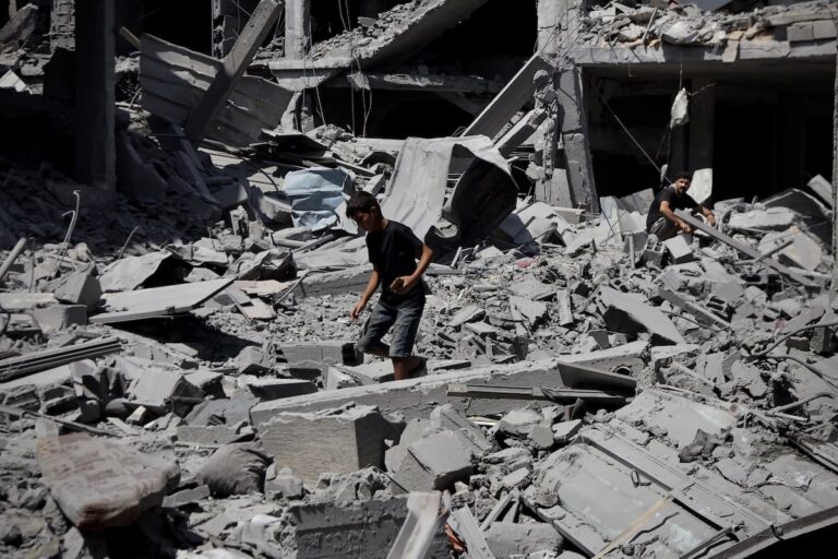 Israel insta a los últimos habitantes de la ciudad de Gaza a mudarse a una supuesta «zona humanitaria» que es destruida y colapsada |
