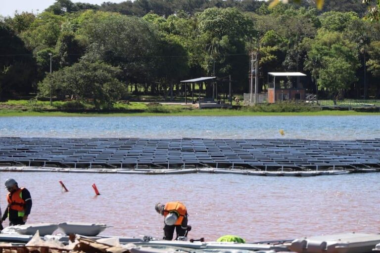 Itaipú finaliza instalación de paneles solares flotantes en embalse.
