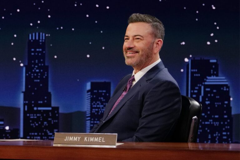 Jimmy Kimmel regresa con un monólogo emocional y desafiante: «Nuestro gobierno no debe controlar lo que decimos»