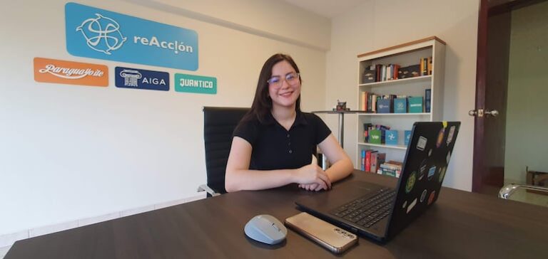 Joven lucha contra la corrupción sin salir del país