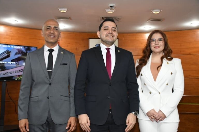 Karina Acuña asumió su cargo como concejala de Asunción.
