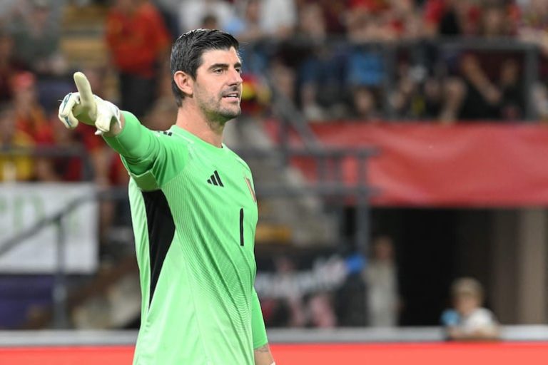 Courtois, arquero del Real Madrid, hace una inversión en un