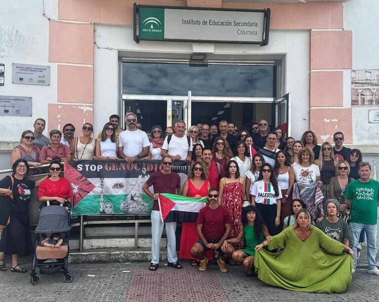 La Junta de Andalucía obliga a un Instituto Cádiz a retirar una bandera palestina y un ucraniano de su fachada