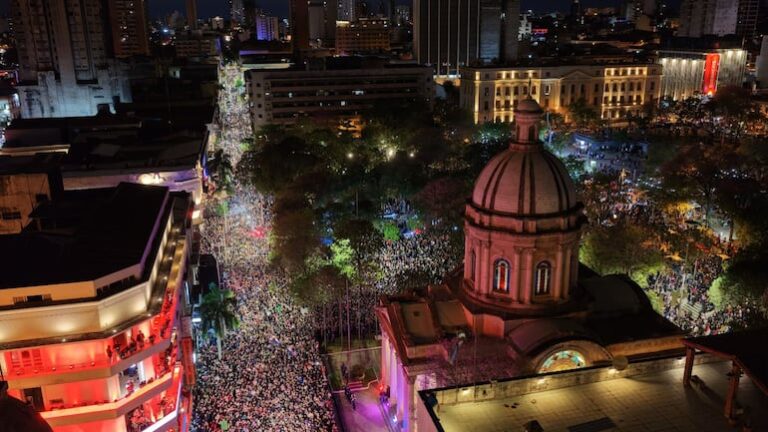 La asombrosa imagen aérea de la multitud festejando.