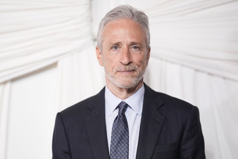 Los colegas de la red de televisión se vuelven con Jimmy Kimmel: Jon Stewart presenta un programa adicional y Colbert habla de «censura desvergonzada»