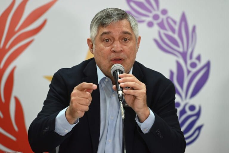 MEC defiende impresión de materiales y niega favoritismo empresarial.
