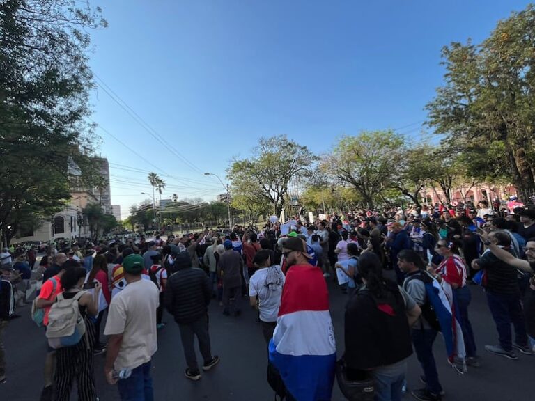 Marcha “Gen Z”: manifestantes gritan “Paraguay” y hay arresto.