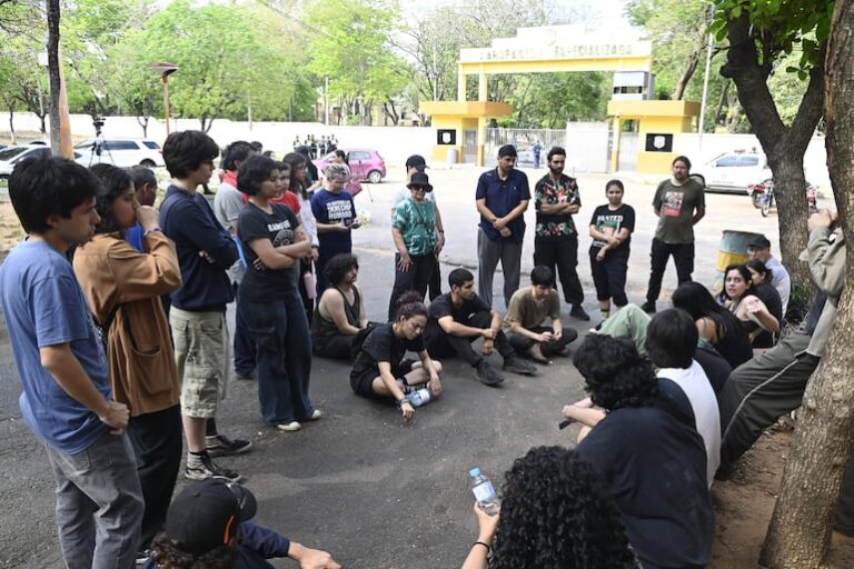 Médica revisa a manifestantes detenidos en Agrupación Especializada.
