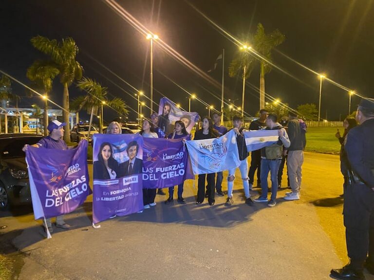 Milei regresa al país para reunión y CPAC.