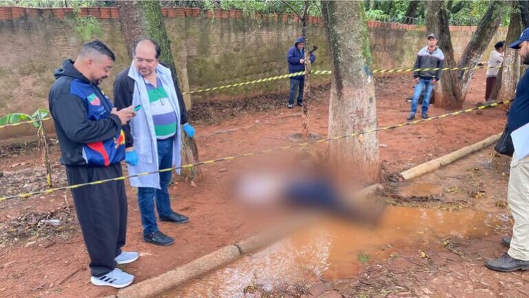 Motociclista fallece al chocar contra árbol en Paraguay.
