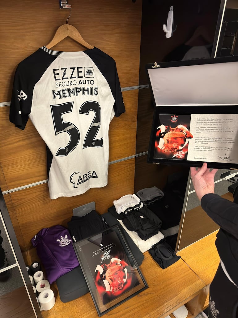 Corinthians homenajea a Depay por su récord histórico con la