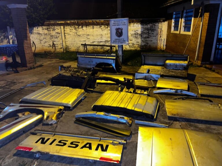 Partes de camioneta robada en Encarnación halladas en Cambyretã.
