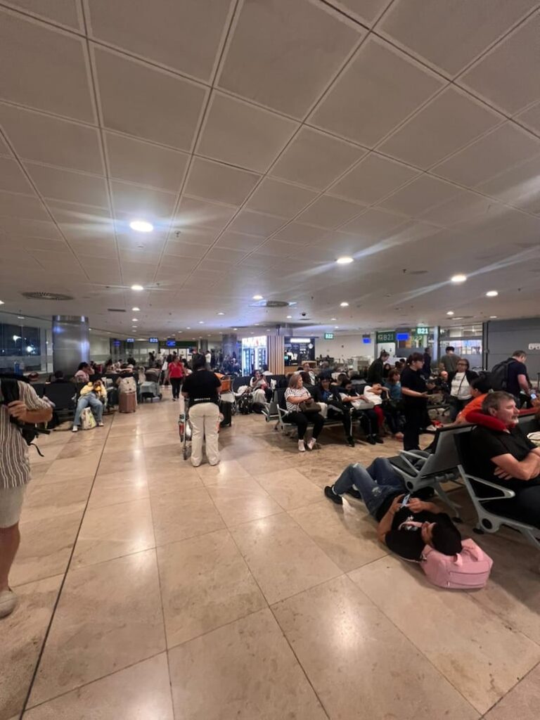 Pasajeros paraguayos varados en Madrid por retraso de vuelo.