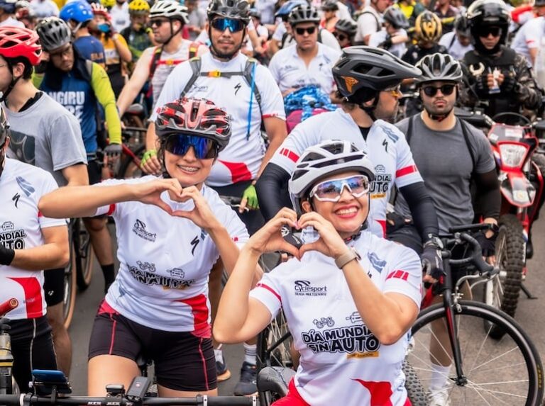 Paseo en bicicleta conmemora el Día Mundial Sin Auto