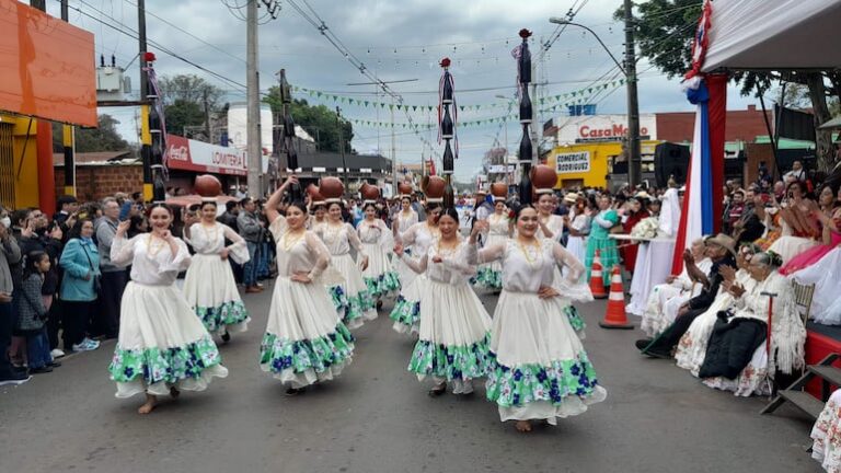 Promeseros bailan y celebran con «vito» de dinero.