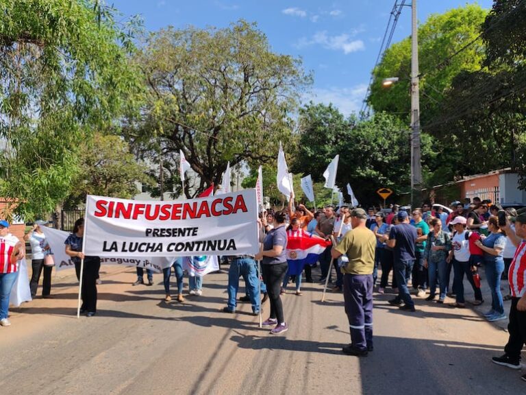 Protestan funcionarios de Senacsa por restricciones a huelga.