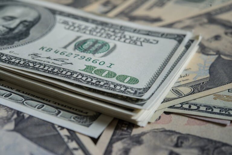 Razones de la caída del dólar, según director BCP.