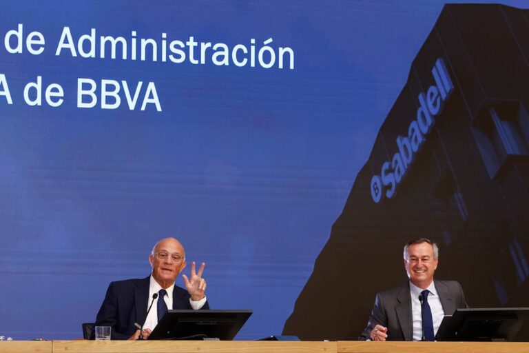 Sabadell y el BBVA esperan la decisión del consejero de Discolo después de la mejora de la OPA