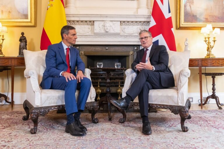 Sánchez y Starmer celebran en Londres el final de la disputa de Gibraltar con un nuevo acuerdo político bilateral | España