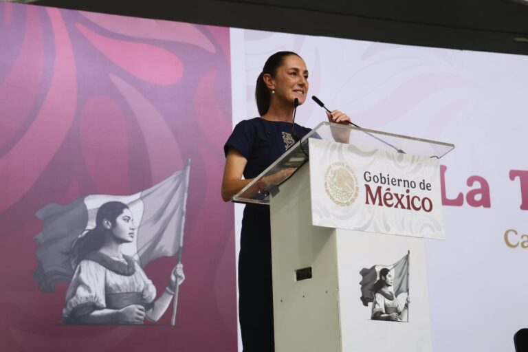 Sheinbaum abraza la corrupción y la seguridad como banderas de su primer año de mandato
