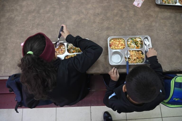 Sindicato de directores celebra expansión de «Hambre cero» a educación media