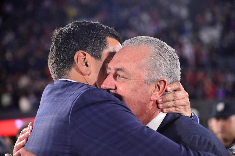 Robert Harrison se desplaza para dialogar con Gianni Infantino sobre