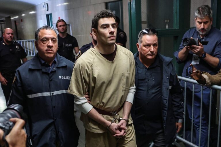 Un juez de Nueva York desestima los cargos de terrorismo contra Luigi Mangione por el asesinato del CEO de United de United