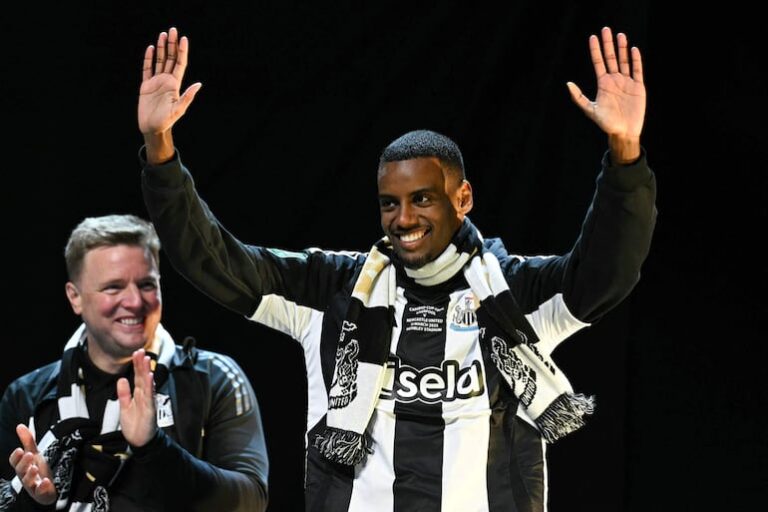 Isak deja el Newcastle en medio de controversia rumbo al Liverpool – Fútbol de la Premier League