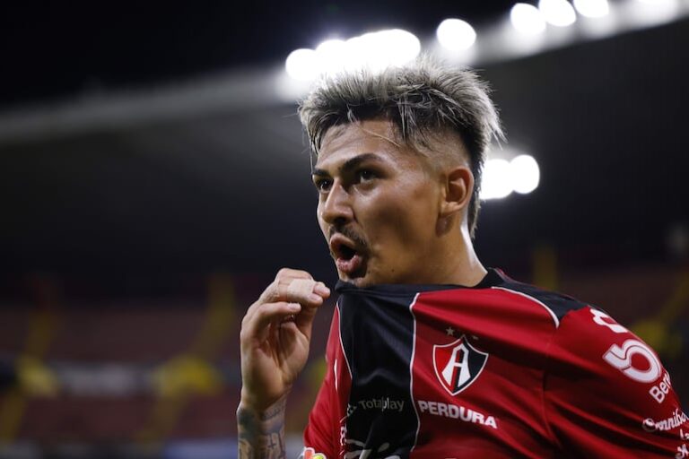 Diego González marca un gol para el Atlas en el fútbol mexicano.