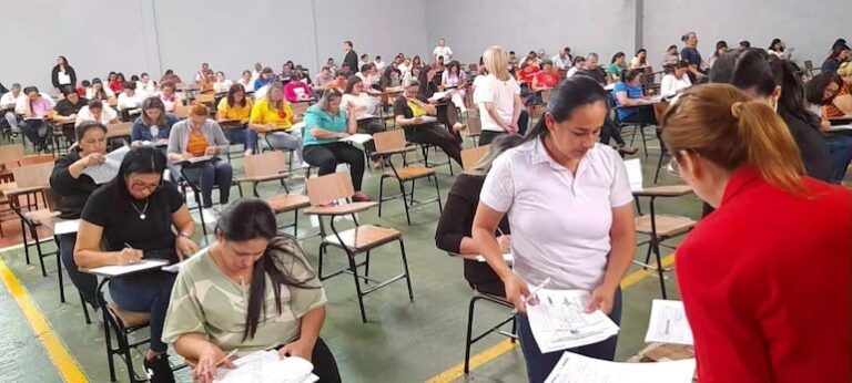 Docentes llevan a cabo prueba con estricta supervisión y control.