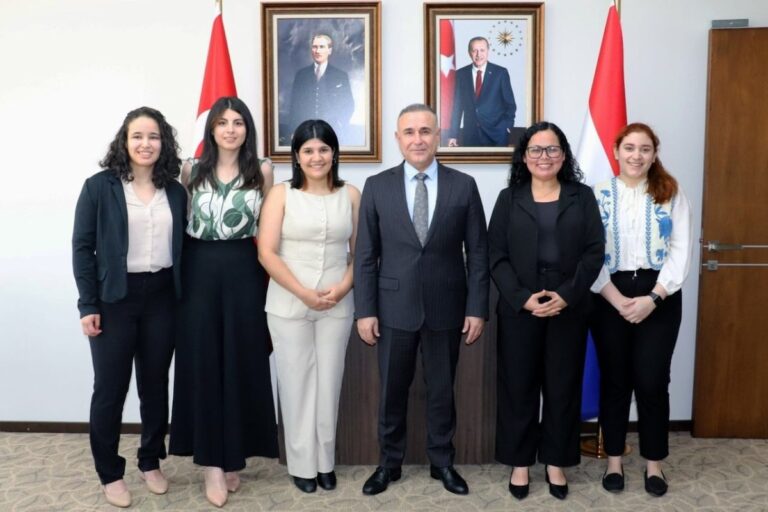 Cinco paraguayas reciben becas para realizar maestrías en Turquía.