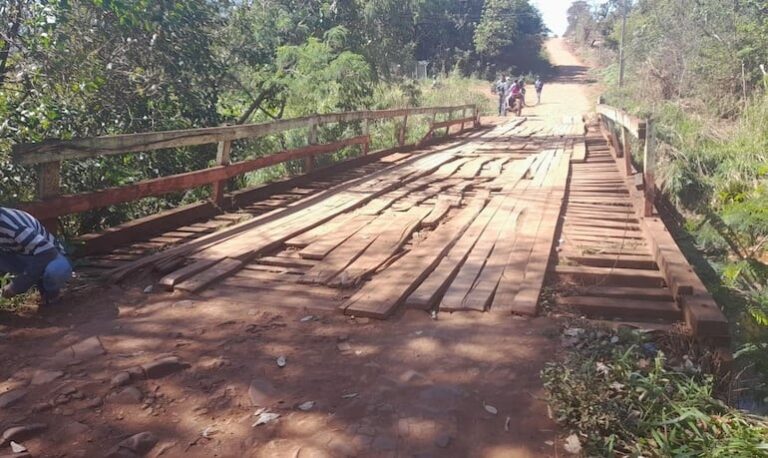 Pobladores continúan usando un puente en condiciones muy deterioradas.