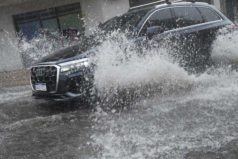 ¿Tu auto está varado por la lluvia? Contacta grúa.