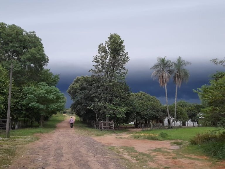 Advertencia por lluvias y tormentas en 12 departamentos