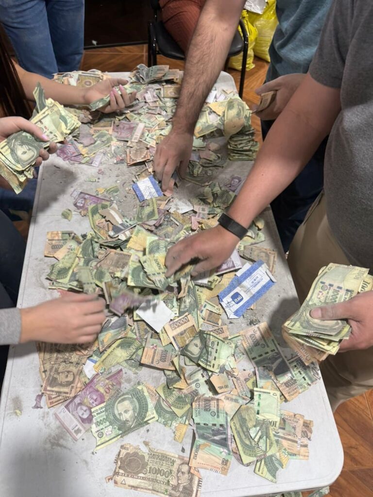 Asalto en Katueté: cuentan dinero recuperado, billetes dañados.