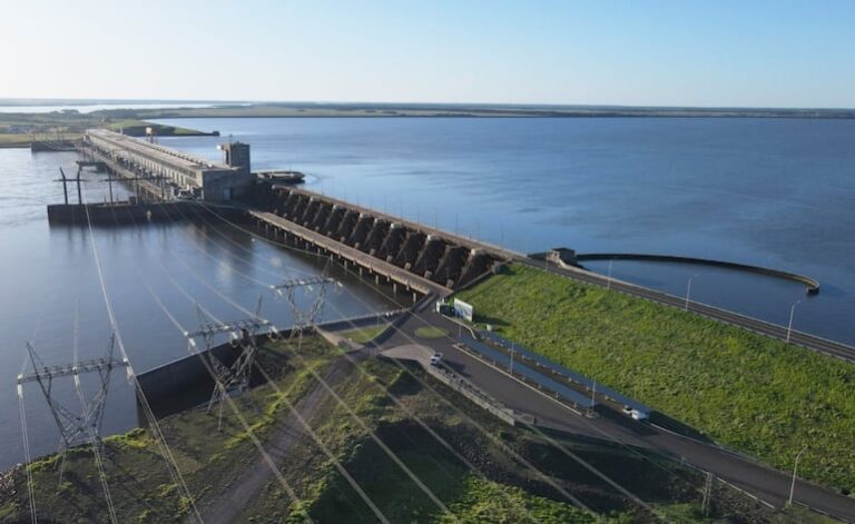 Caen transferencias de binacionales en US$ 130 millones en 9 meses.