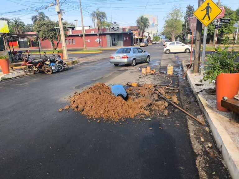 Calle recién recapada en Encarnación vuelve a romperse.