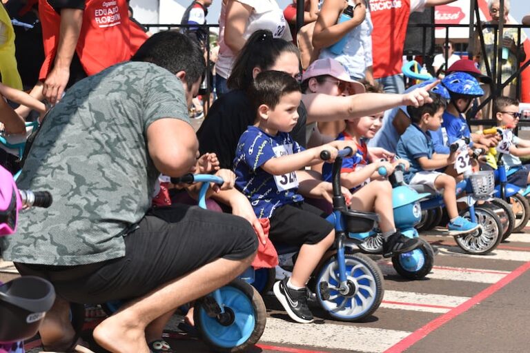 Carrera de Triciclos: diversión familiar para los niños pequeños.
