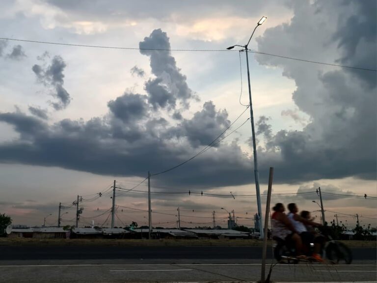Clima: Inicio fresco con lloviznas y mejoría gradual.