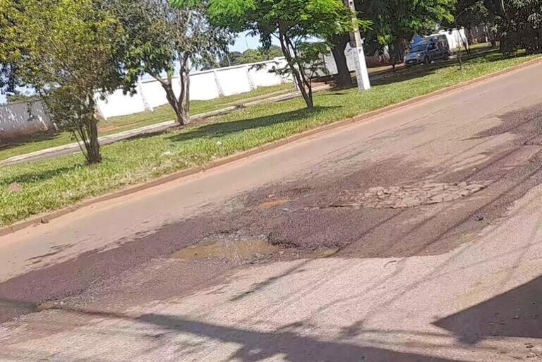 Concejales solicitan informe sobre deterioro de calles pavimentadas.