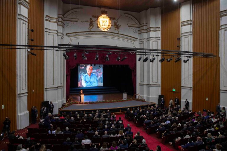 Congreso de la lengua de Arequipa rinde homenaje a Vargas Llosa: “Era como las pirámides, siempre estuvo ahí”